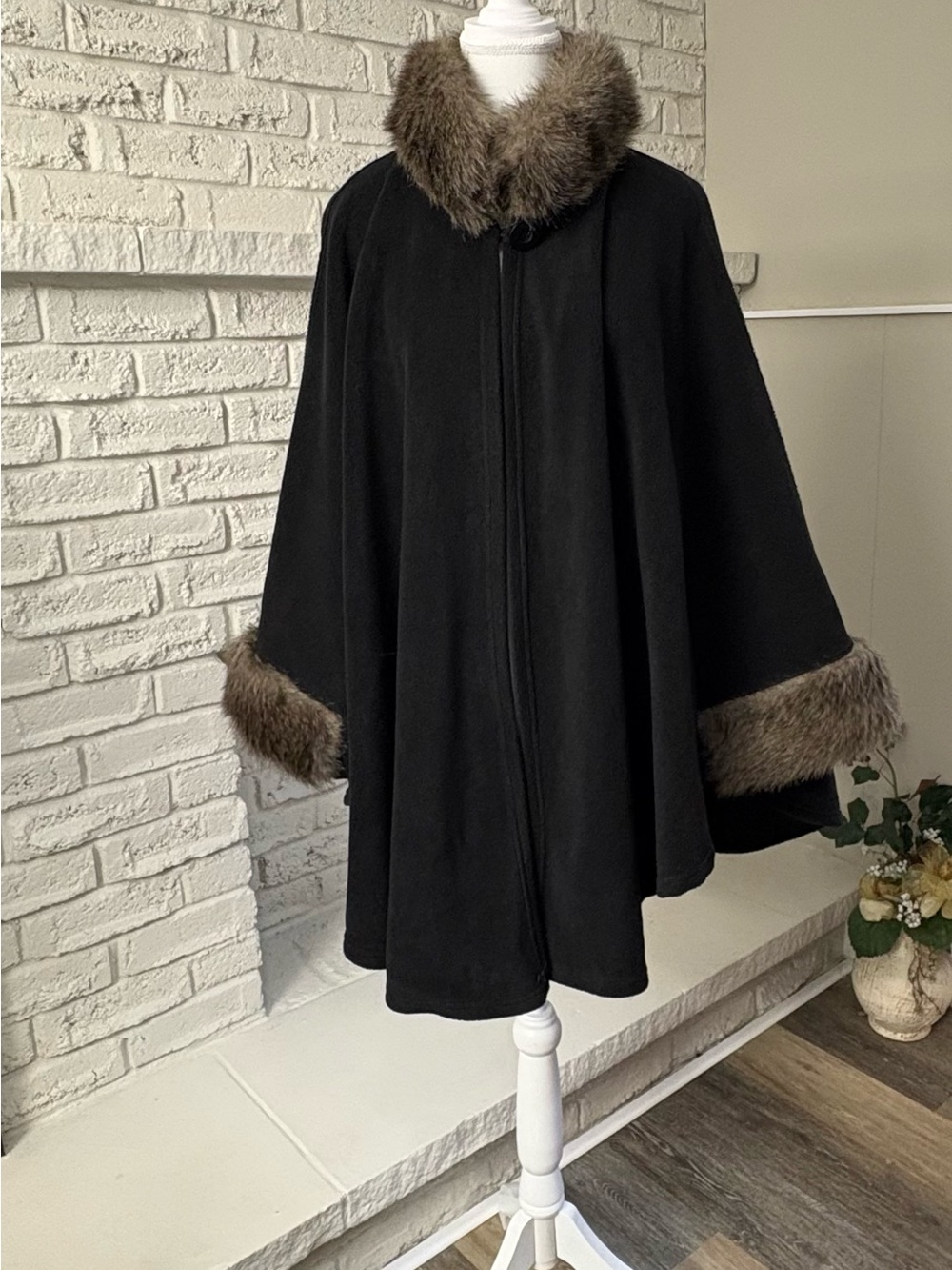 PARKHURST Faux Fur Trim Fleece Cloak Cape Coat Made in Canada OS Black Grey